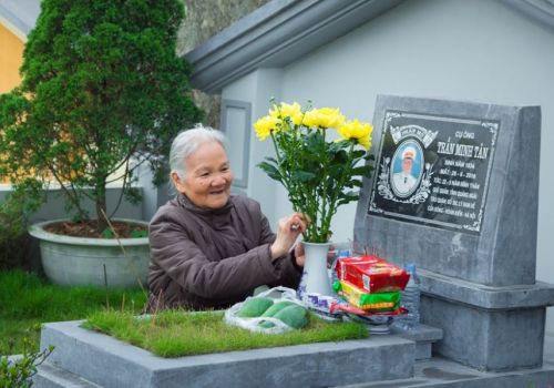 Đi thăm mộ cần mua gì? Những điều cần biết khi đi thăm mộ