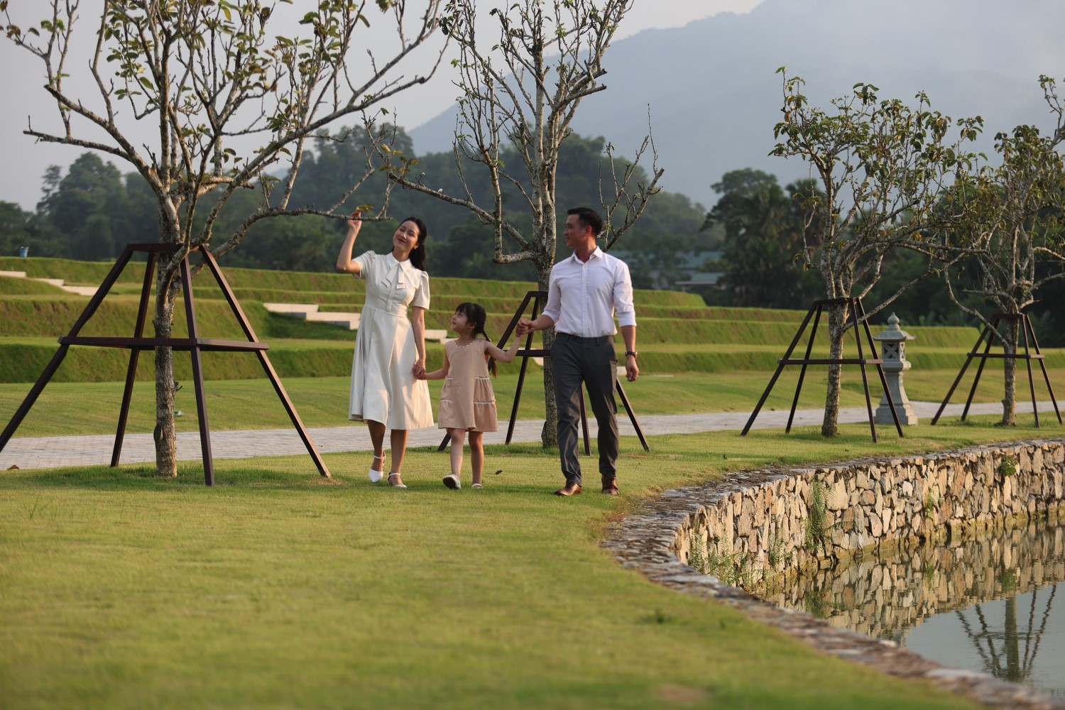 Khách hàng đi tham quan Dự án Công viên Nghĩa trang Thiên Đường 