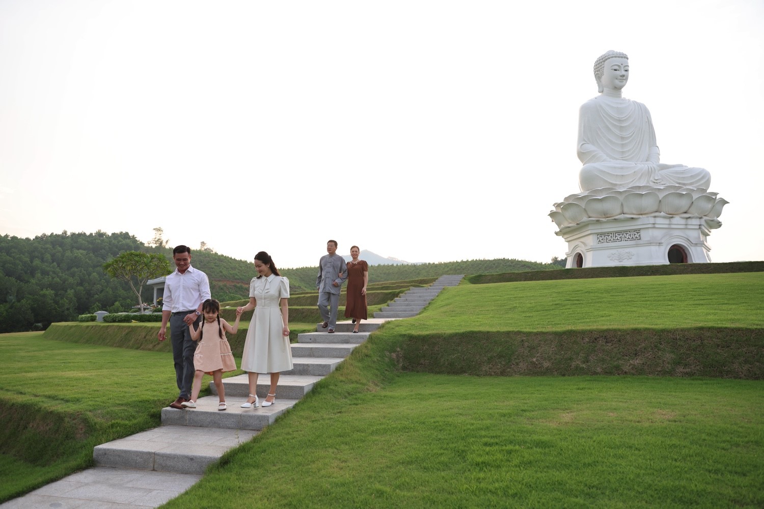 Khách hàng đi tham quan Dự án Công viên Nghĩa trang Thiên Đường 