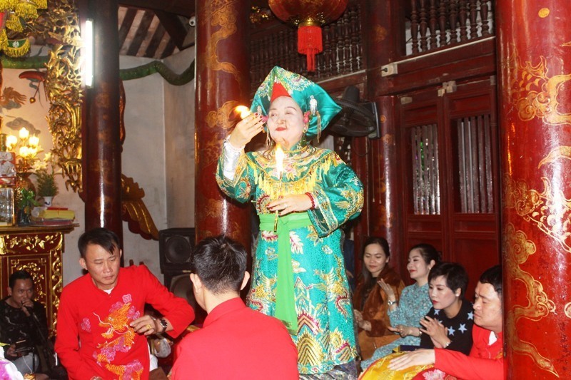 hầu đồng tại đền thượng tuyên quang