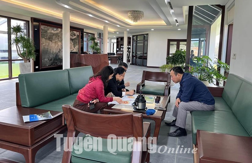 khach-den-tim-hieu-tai-nghia-trang-thien-duong